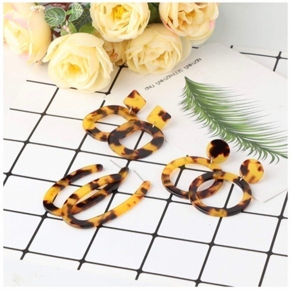 SALE💚 any 3 for $18 💚 Tortoise Hoop Drop Resin Acrylic Earrings - Picture 5 of 7